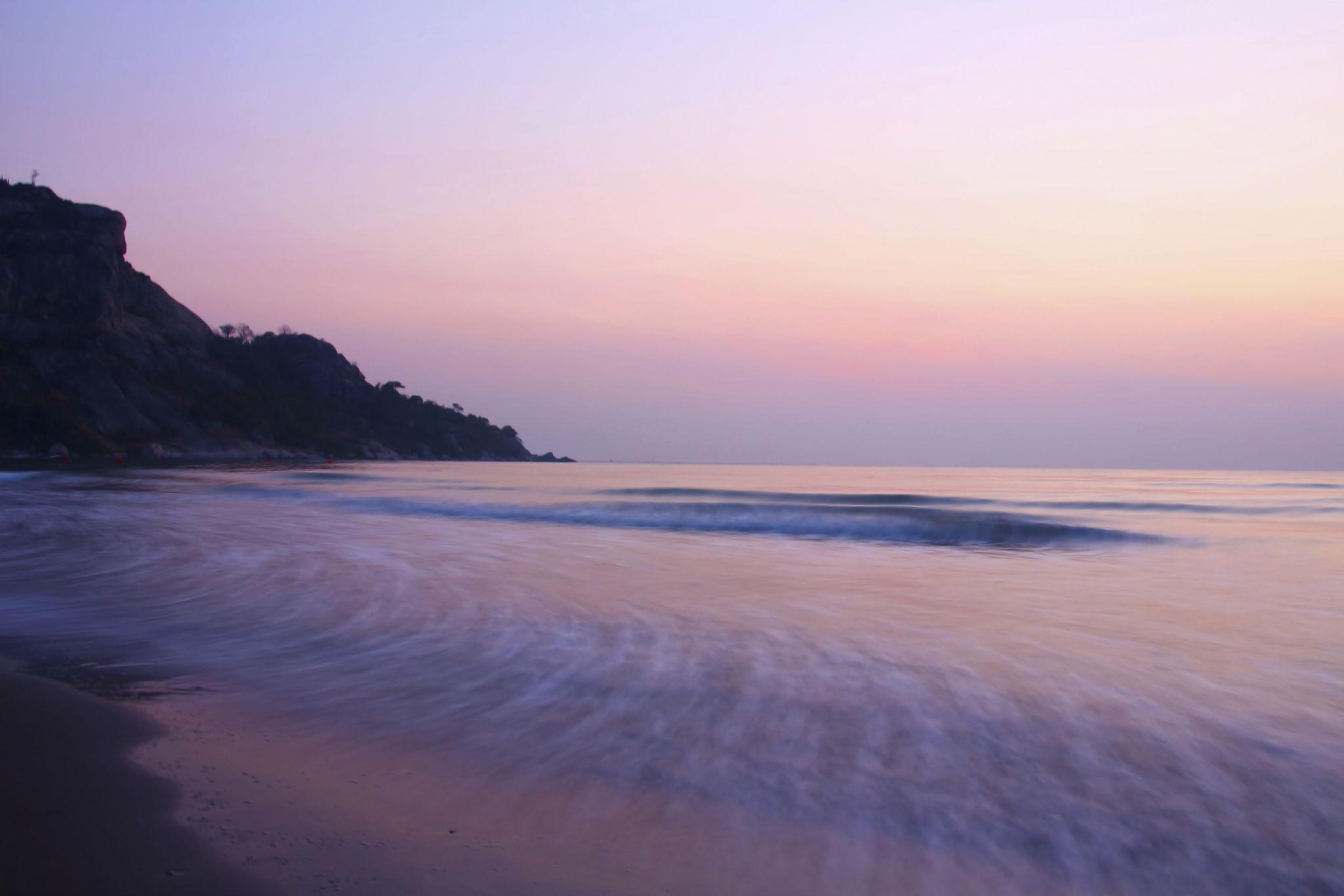 Paysage marin apaisant au coucher de soleil, tons pastel